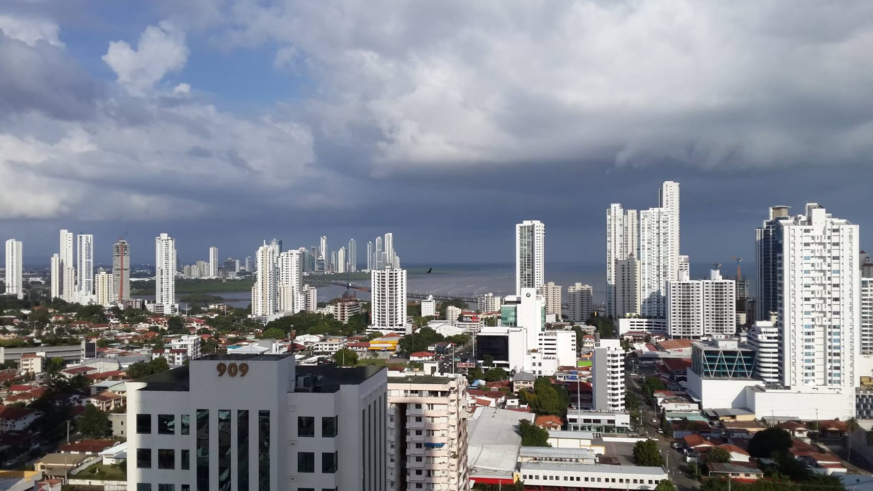 Panama es tan hermosa. La actividad humana en un nivel sin precedentes. Naturaleza tan salvaje y diverso, un kilometro cuadrado es como una provincia a otro pais. Un refugio sobre todo libre y abierto a quien recurrir cuando los socialdemÃ³cratas arruinar su economia.